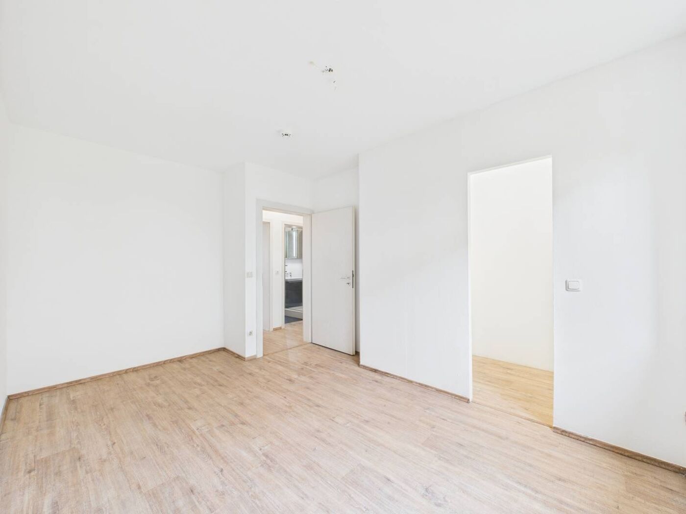 Schlafzimmer mit begehbarem Kleiderschrank