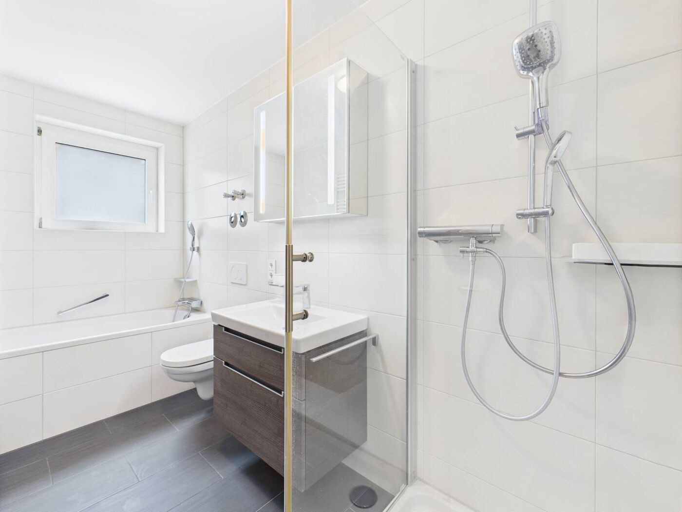 Badezimmer mit Dusche und Badewanne