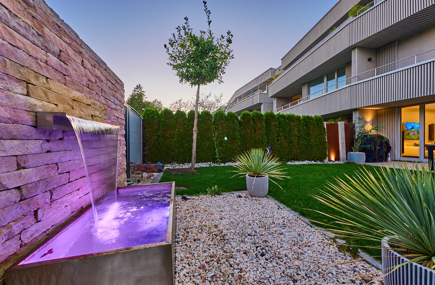 Wasserfall-Element im Garten