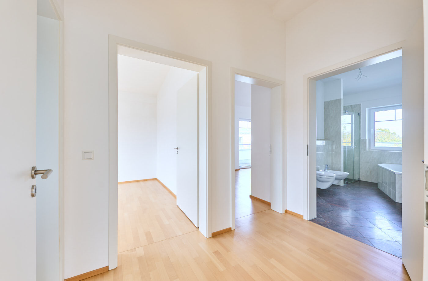 Blick in die Schlafzimmer und ins Bad