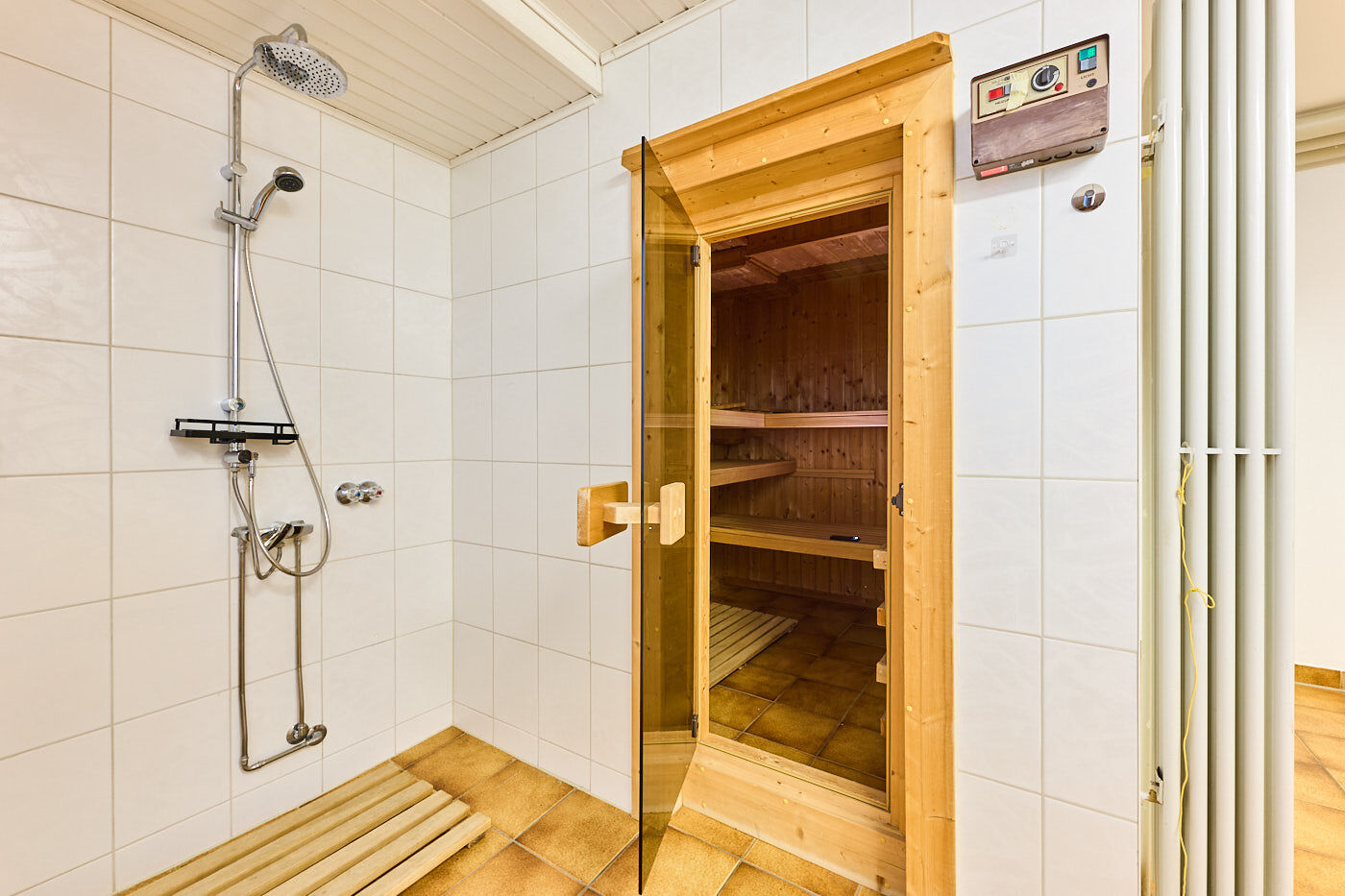 Dusche & Sauna im Souterrain