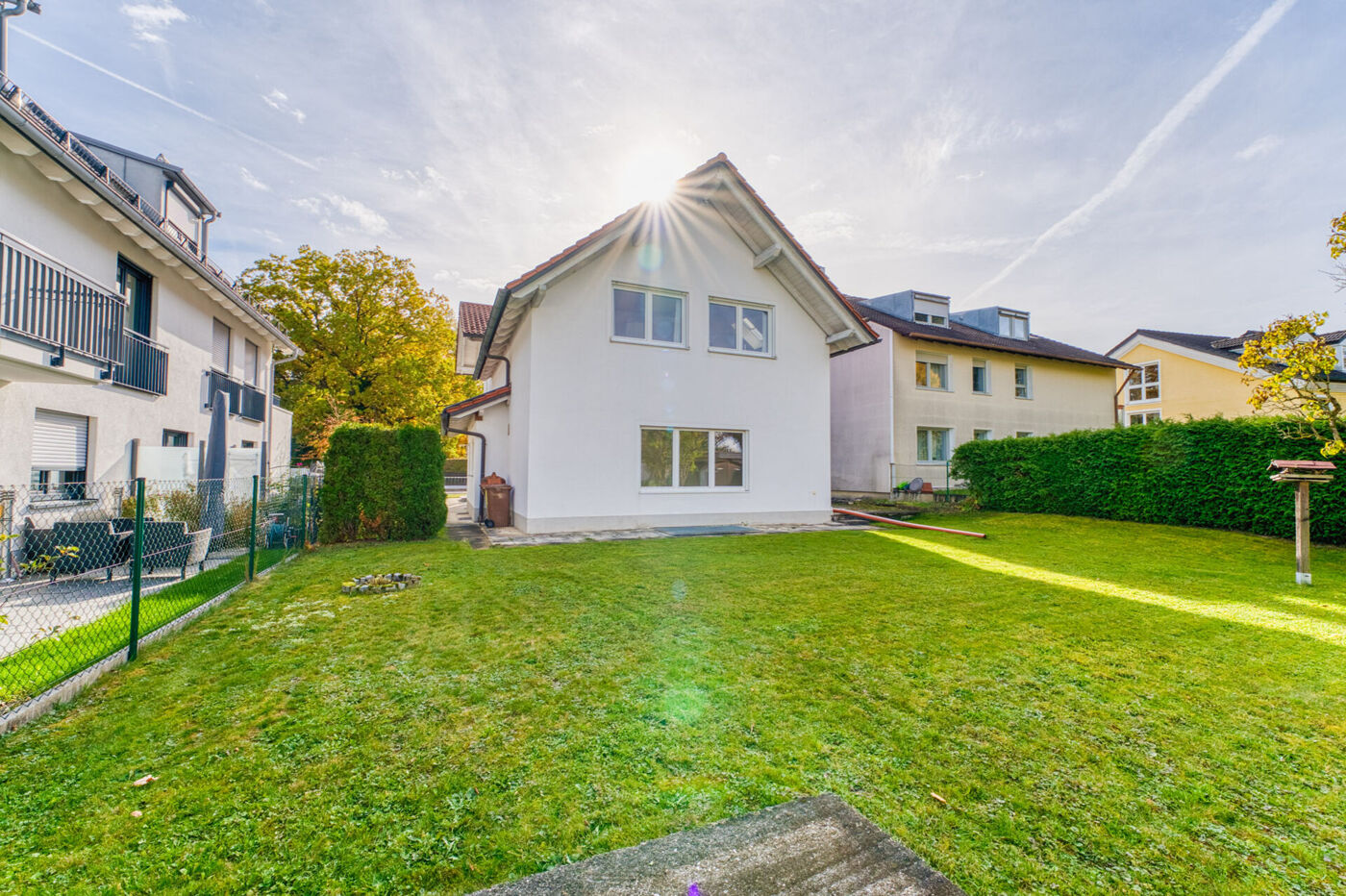 Gartenansicht mit Blick auf das Bestandsgebäude