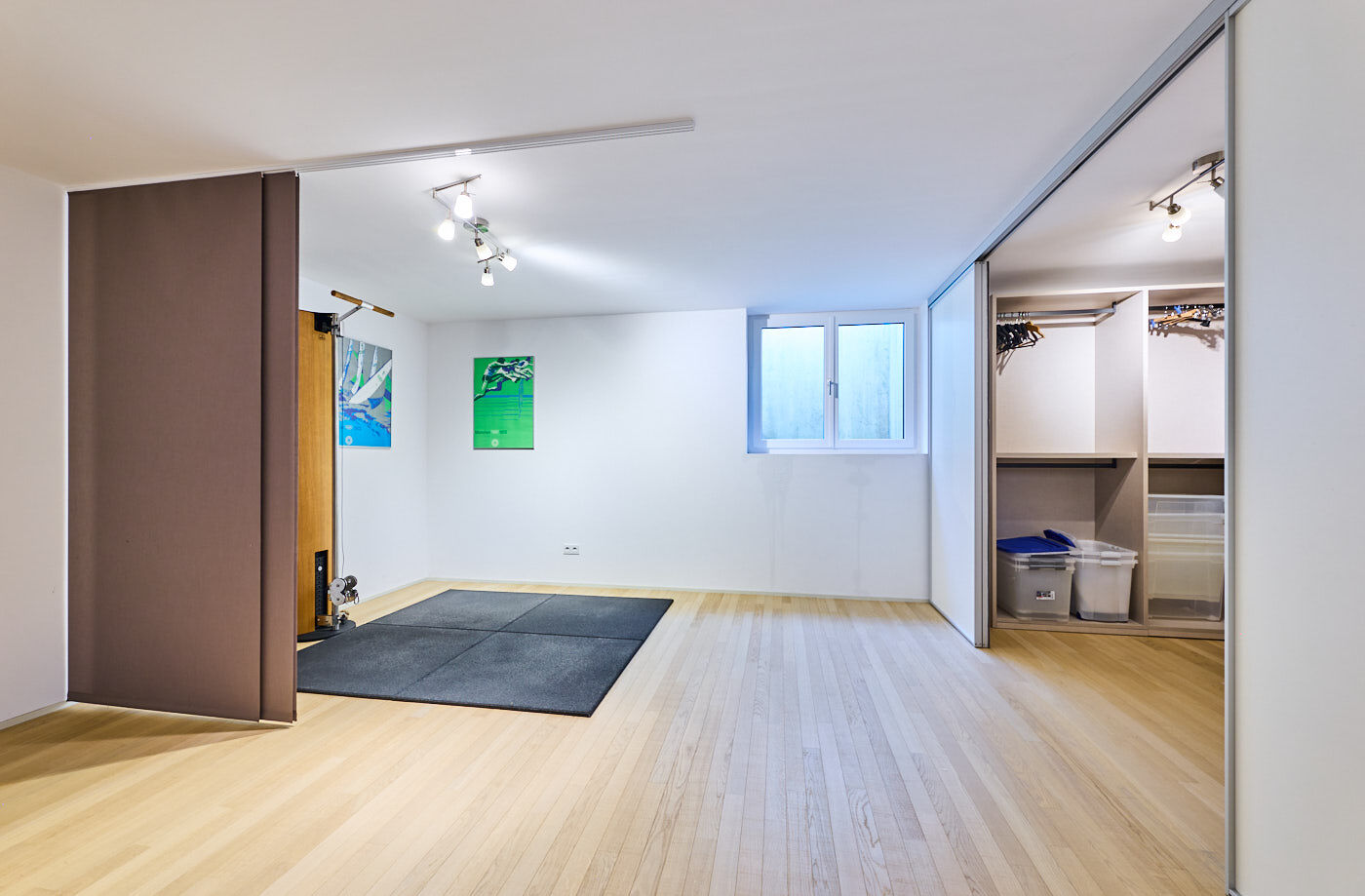 Hobbyraum mit begehbarem Schrank