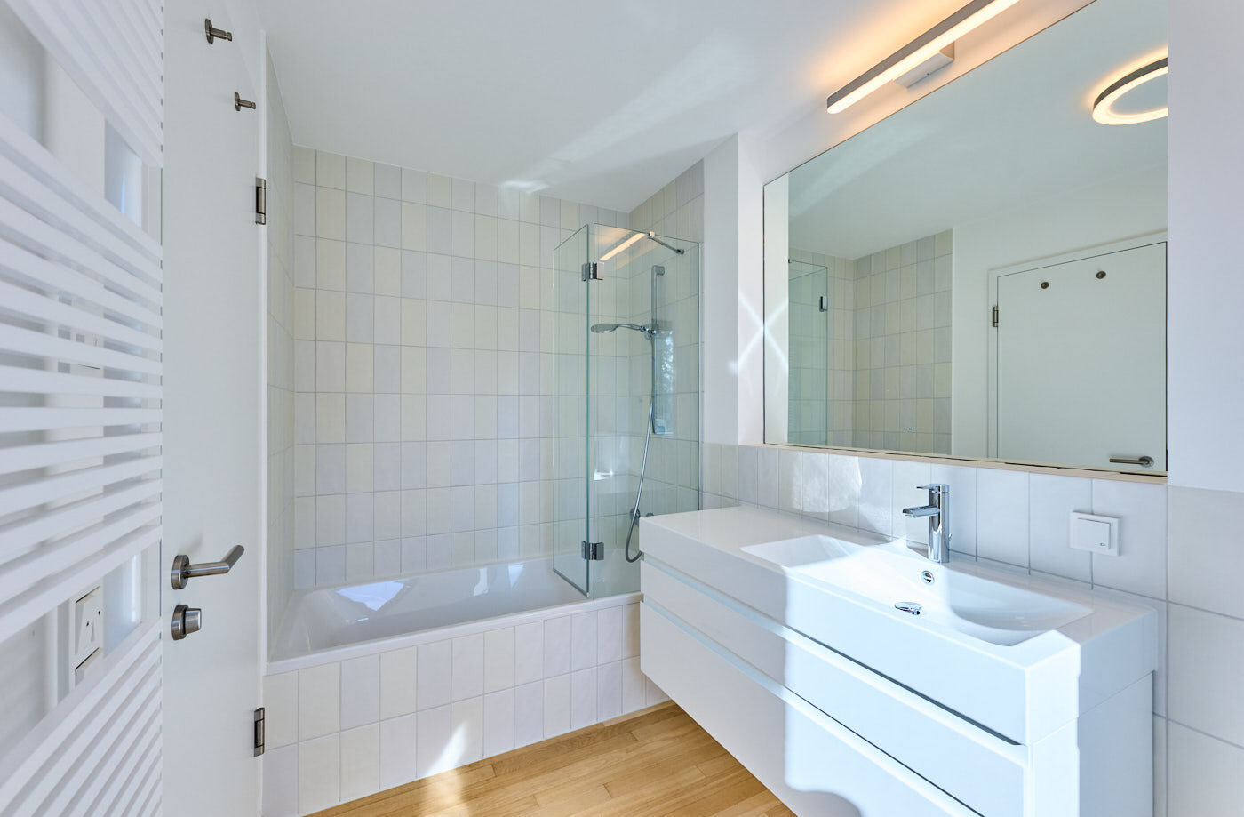 Bad mit Badewanne 1. OG