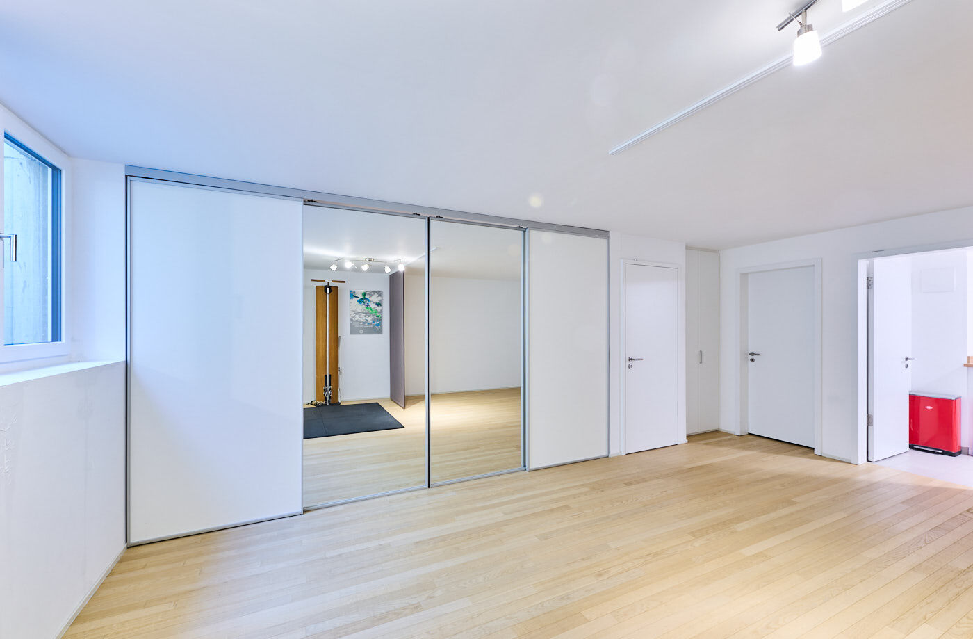 Begehbarer Schrank mit Schiebetür