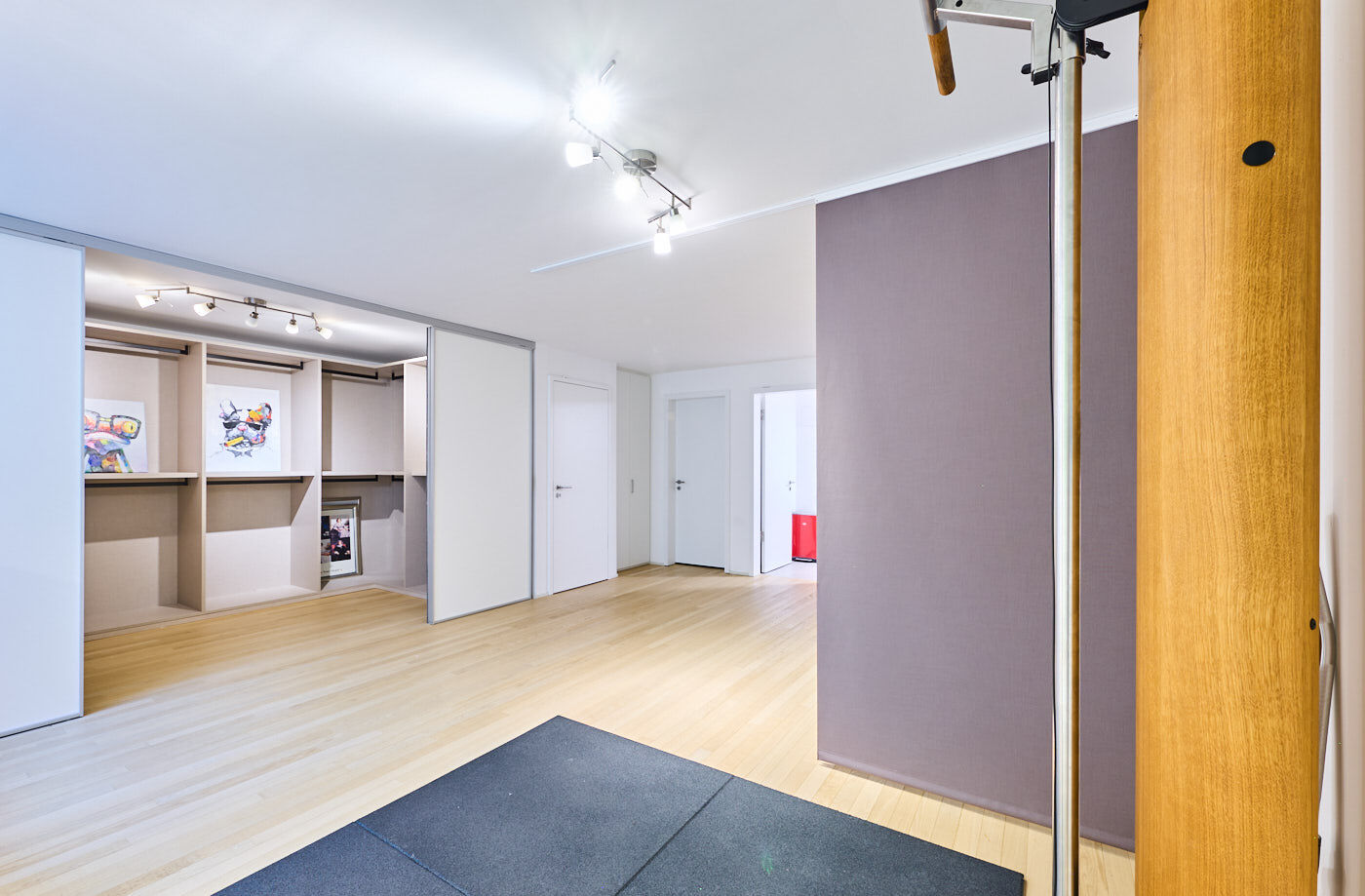 Hobbyraum mit begehbarem Schrank