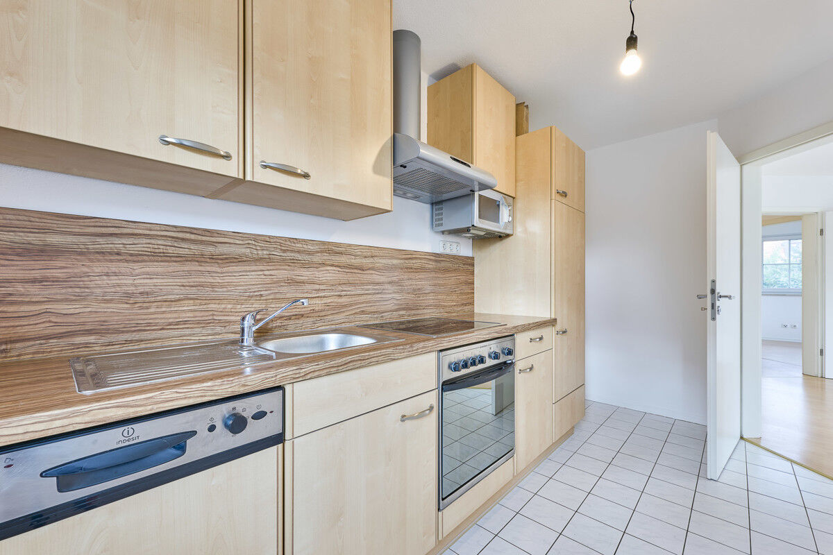 Küche mit Einbauküche & Elektrogeräten