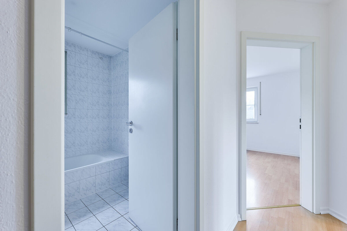 Blick ins Bad & Schlafzimmer