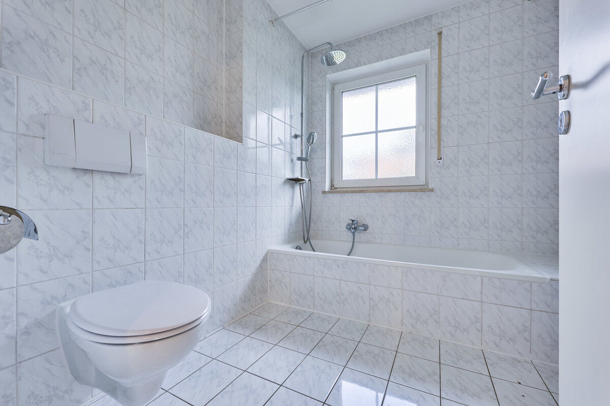 Badezimmer mit Badewanne & WC