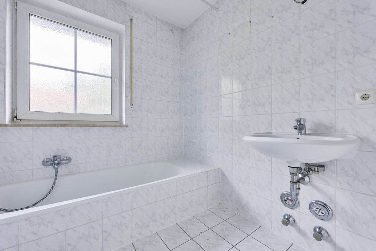 Badezimmer mit Badewanne & Waschbecken