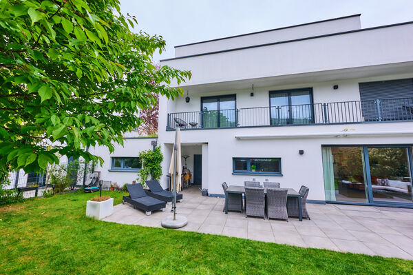Repräsentativer Garten mit Terrasse