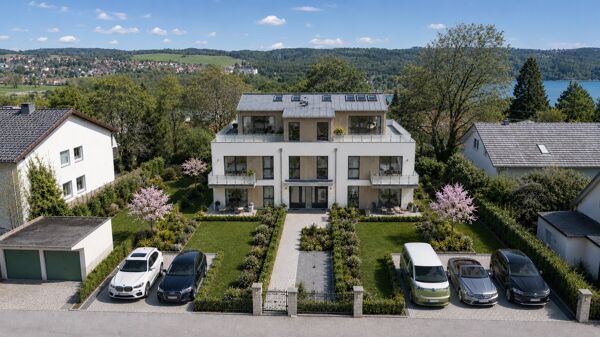 Mehrparteienhaus modern bei Tag mit Stellplätzen vorne_Visualisierung
