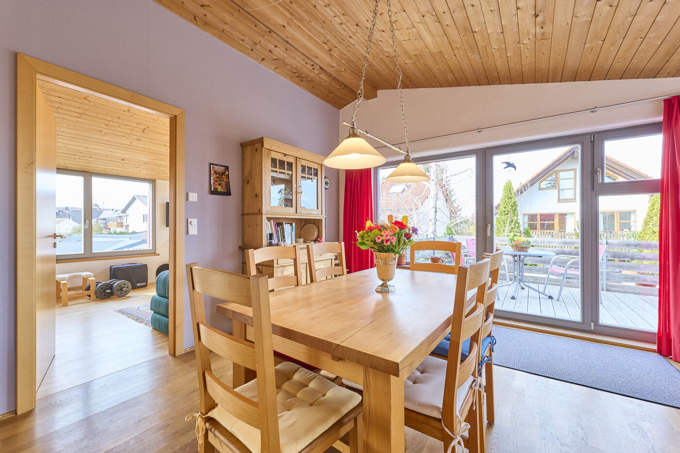 Esszimmer mit Blick auf Terrasse im Obergeschoss