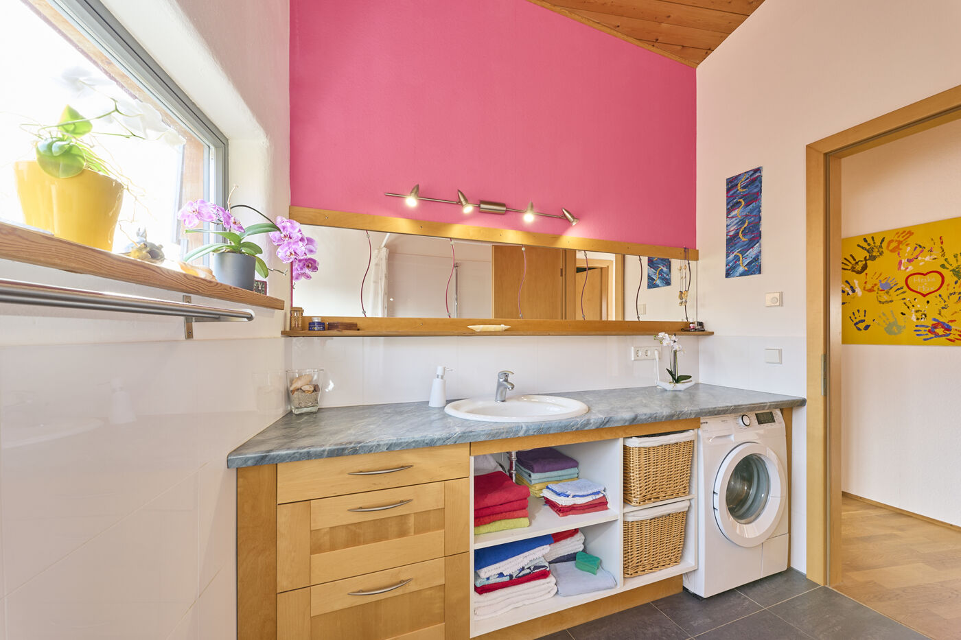 Badezimmer mit Waschmaschine im Obergeschoss