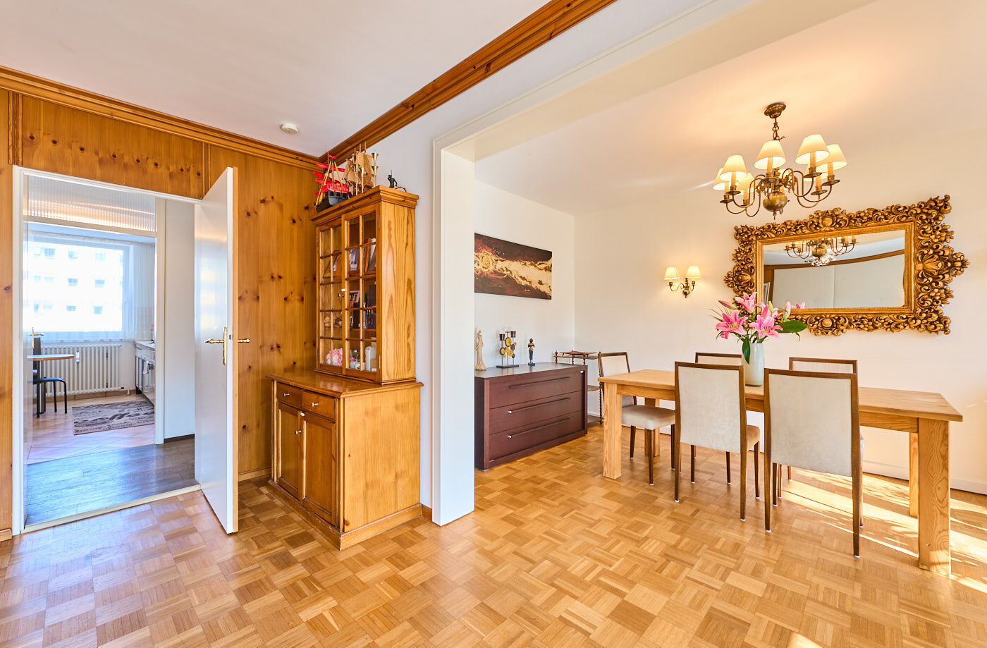 Essbereich mit Blick in die Küche