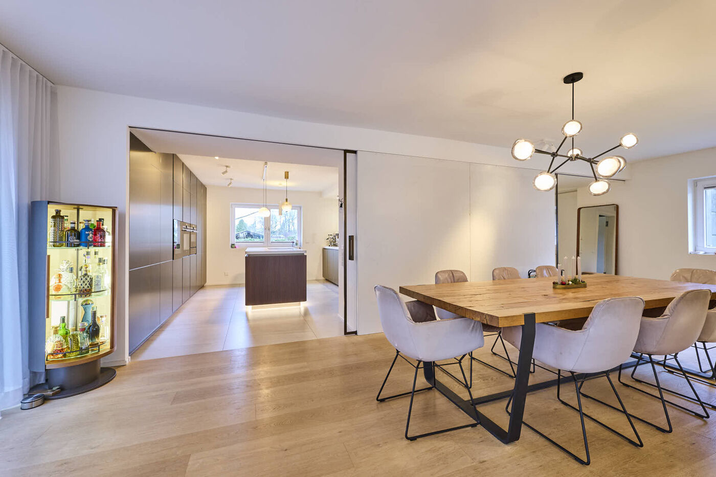 Hochwertige Küche / Essbereich