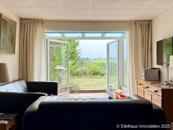 2. Wohnzimmer mit kleinem Wintergarten