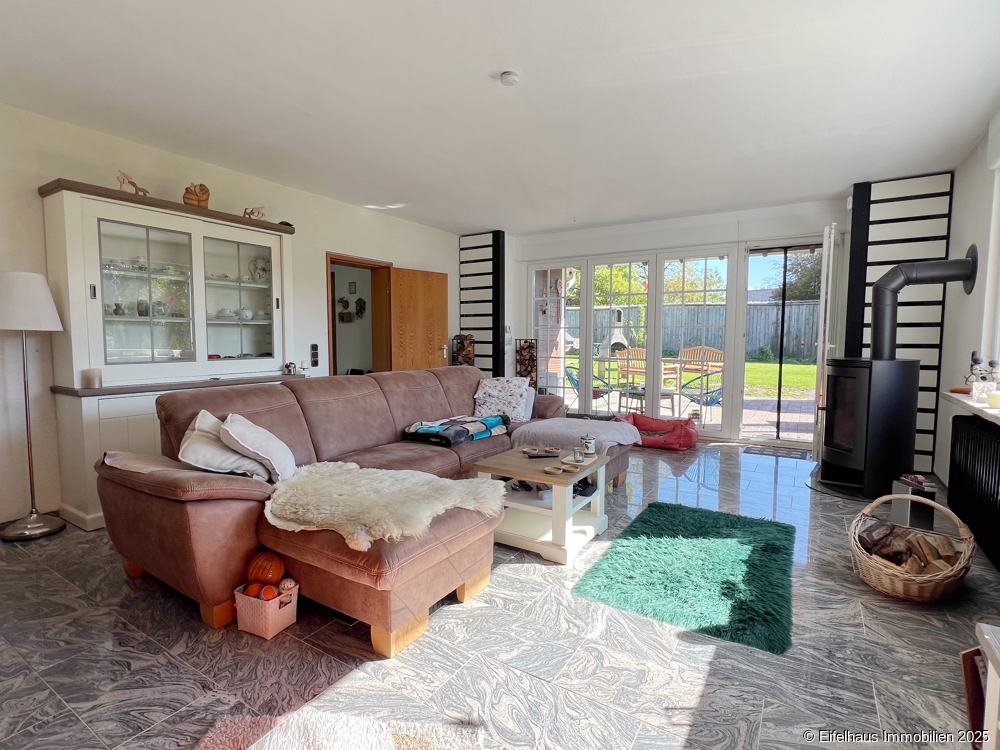 Wohnzimmer mit angrenzender Terrasse