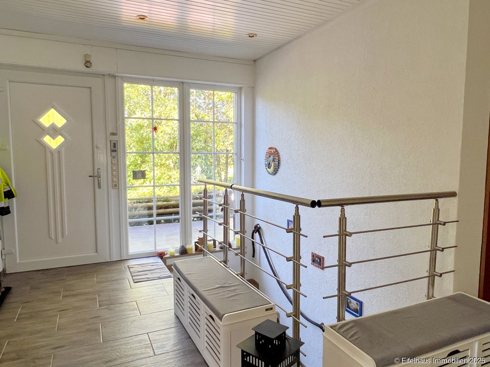 Flur mit Zugang zum Keller 