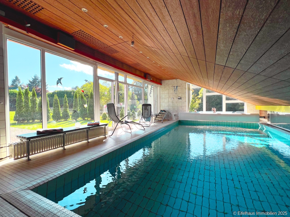 Indoor-Pool mit Zugang  zum Garten