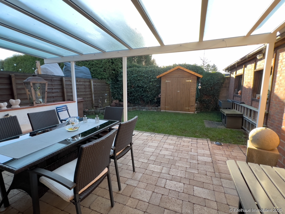 Terrasse mit angrenzendem Garten