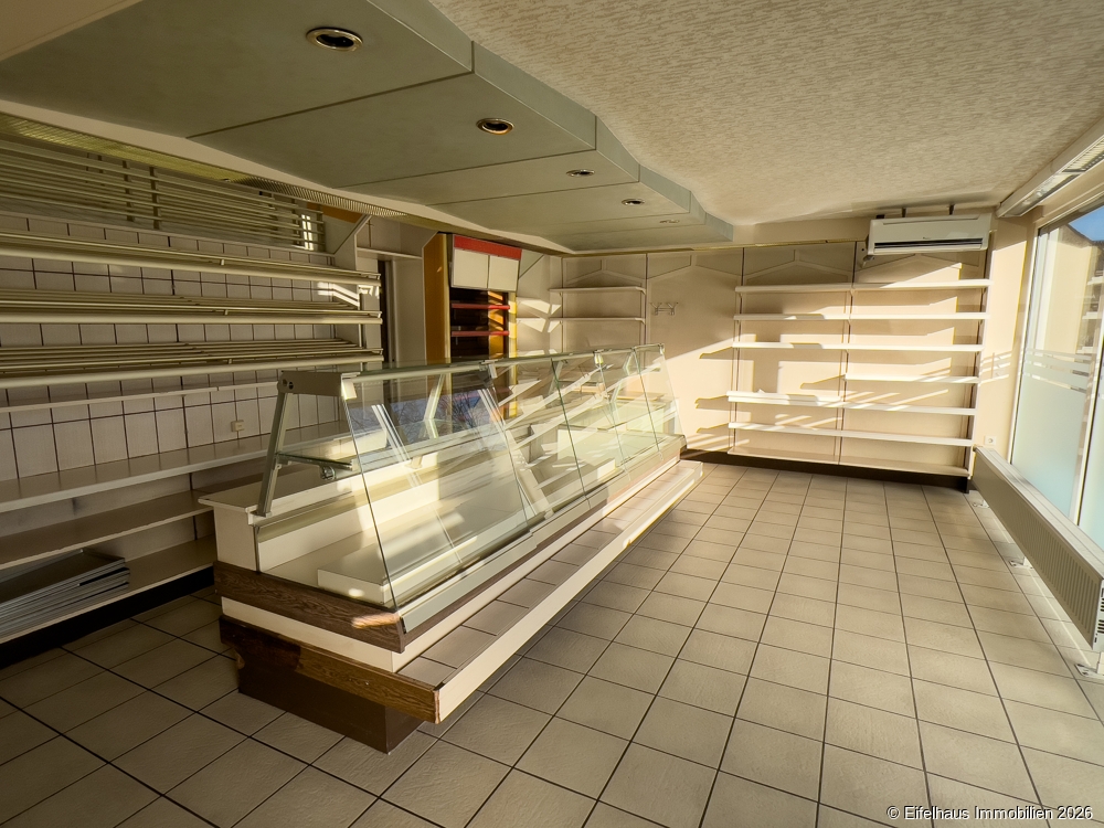 Verkaufsraum mit Zugang zu Küchenbereich