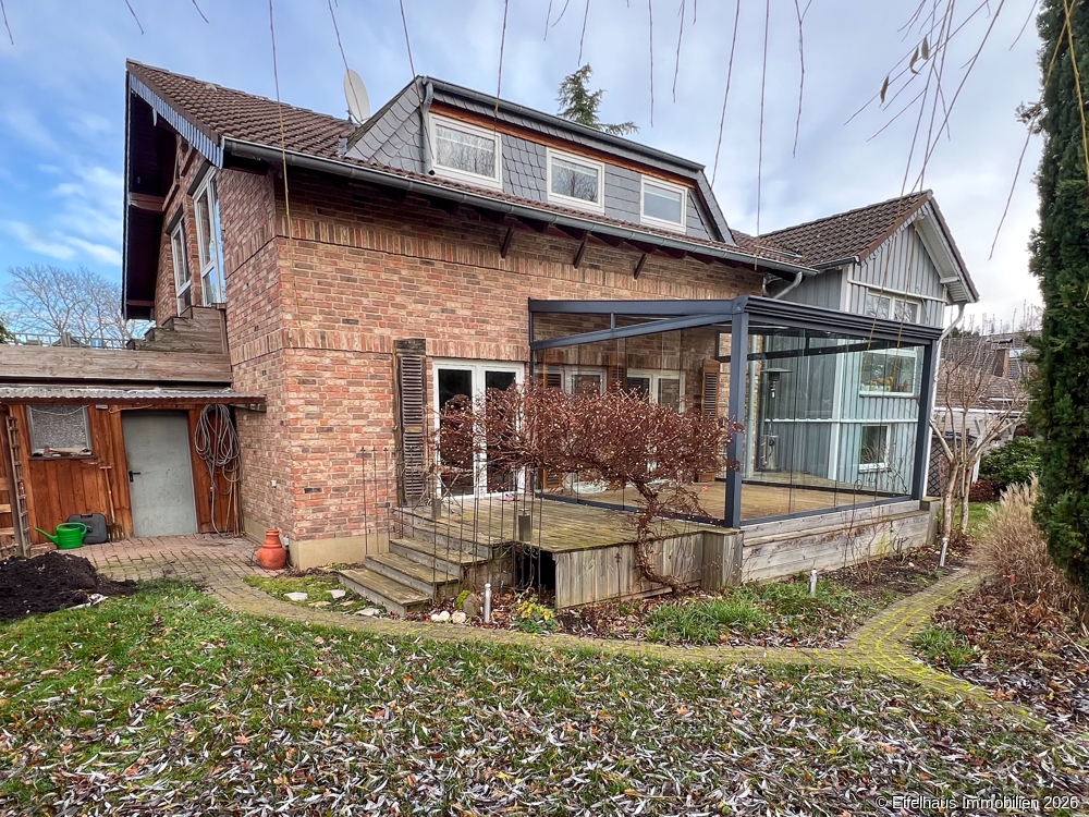 Garten mit überdachtem Freisitz