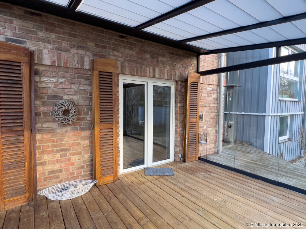 Terrasse mit Eingang zum Wohnbereich