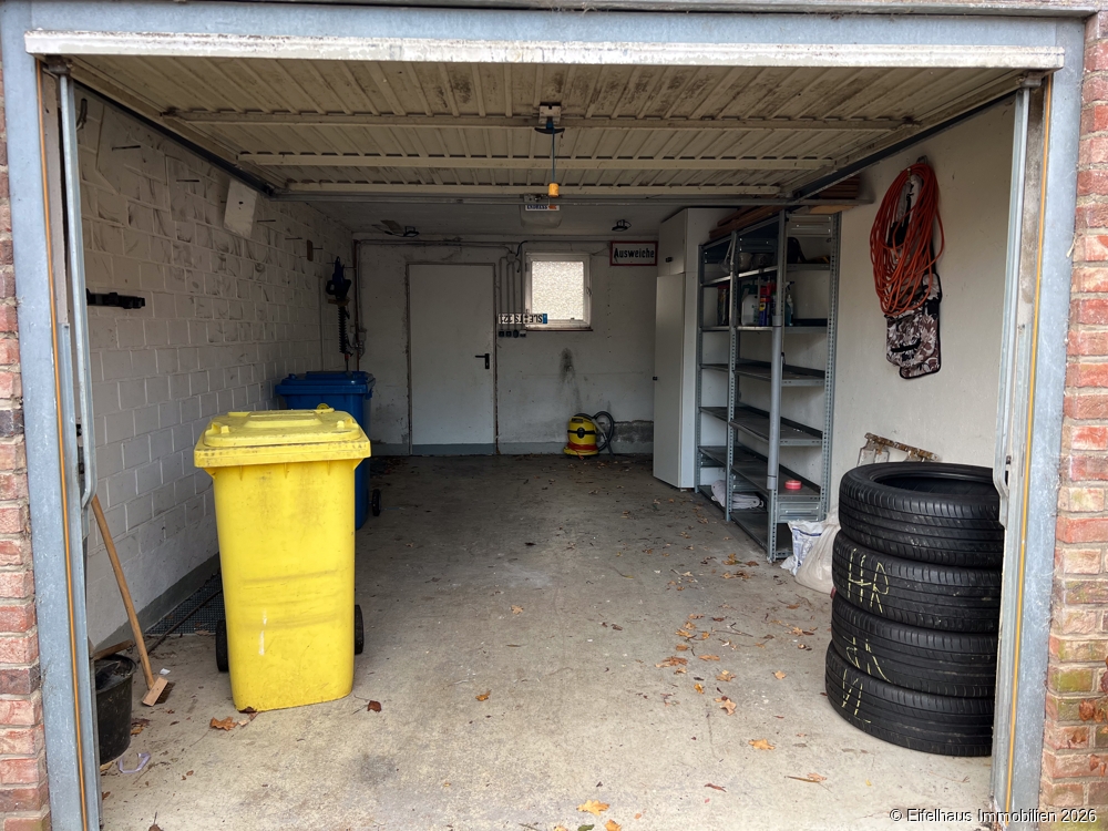 Garage mit Zugang zum Garten