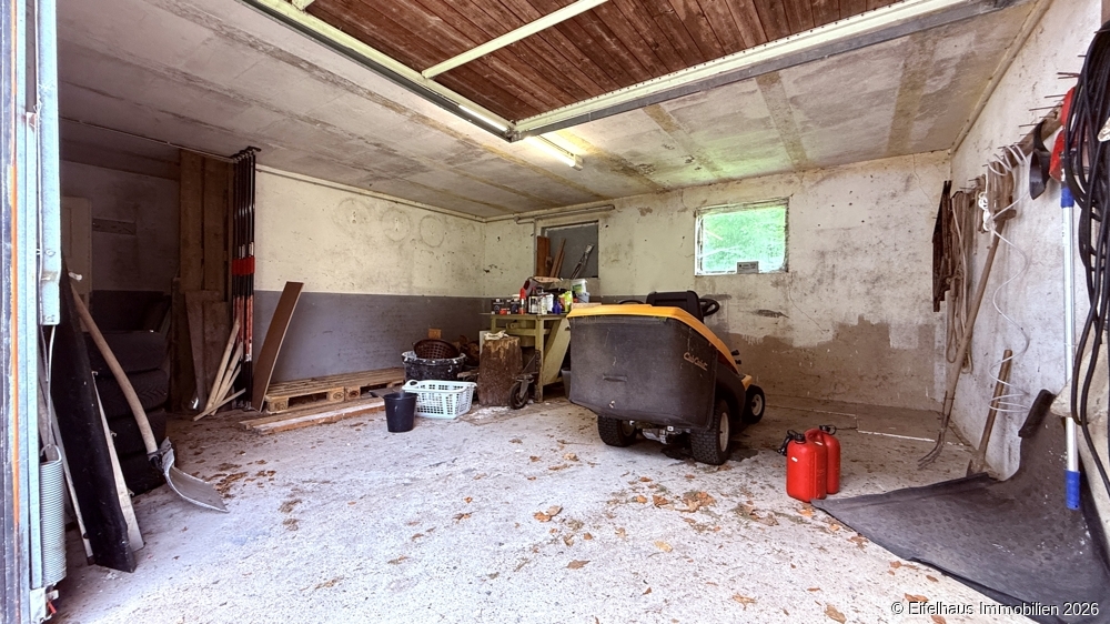 Garage1: Holzlager, Werkzeuge und mehr ...