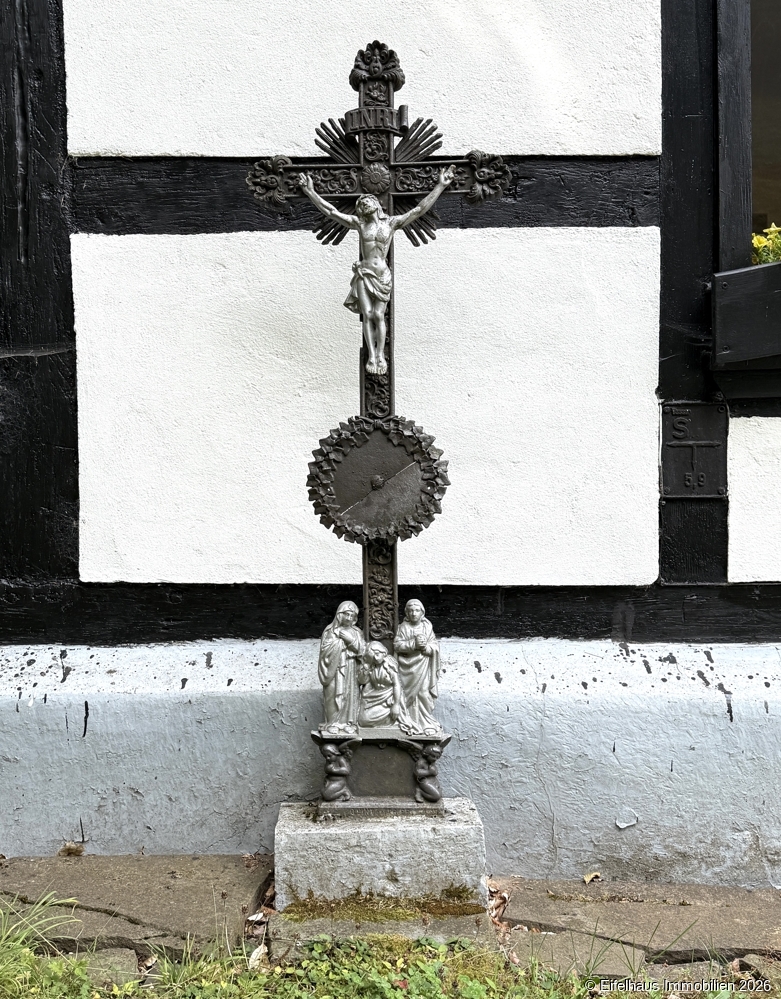 Kleines Denkmal vor dem Haus