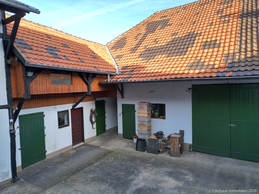 Innenhof Ansicht Stall und Scheune 
