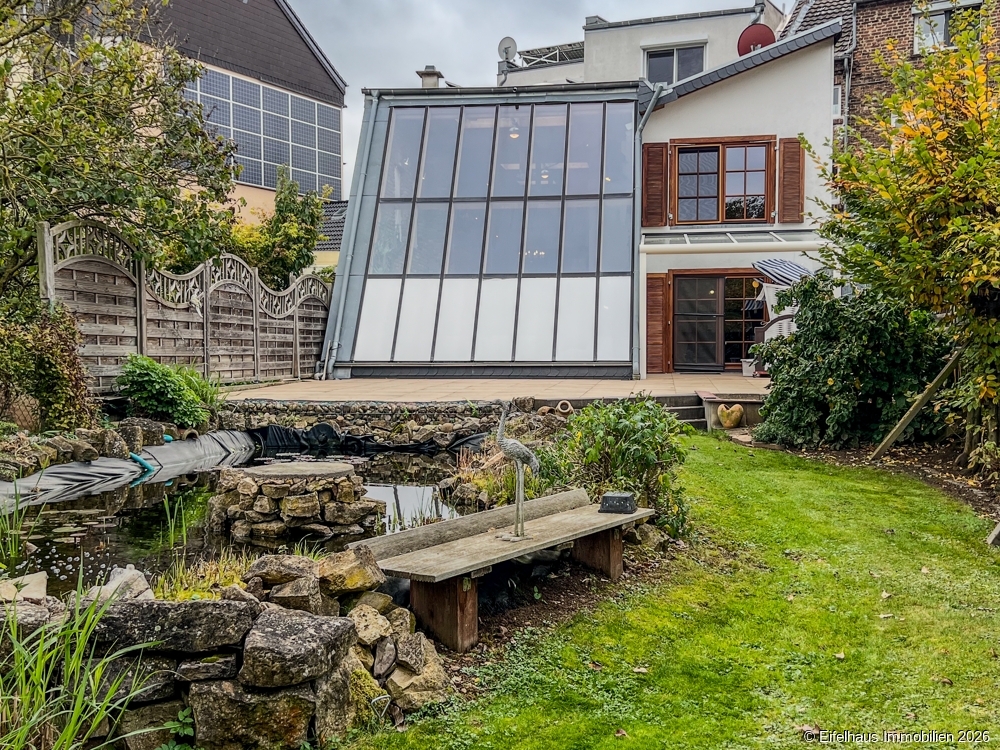 Blick auf die Terrasse mit Panoramafenster