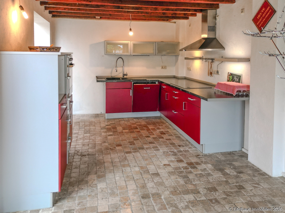 Küche angrenzend an die Wohnhalle 