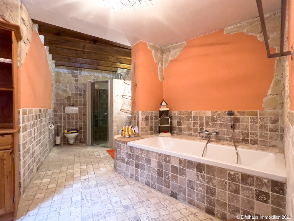 Badezimmer mit Badewanne und Dusche 