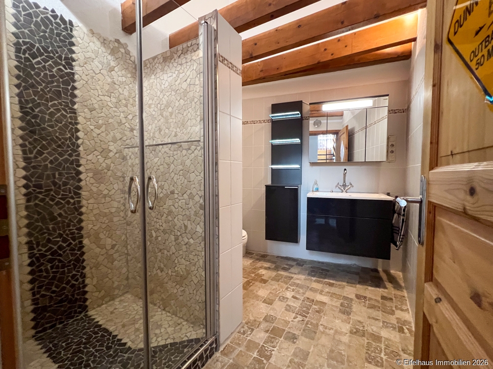 Badezimmer mit Dusche 