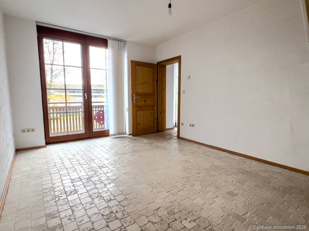 Schlafzimmer mit Zugang zum Balkon 1OG