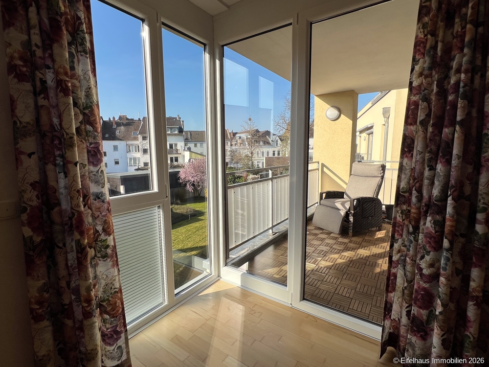 Bodentiefe Fenster lassen viel natürliches Licht in die Wohnbereiche 