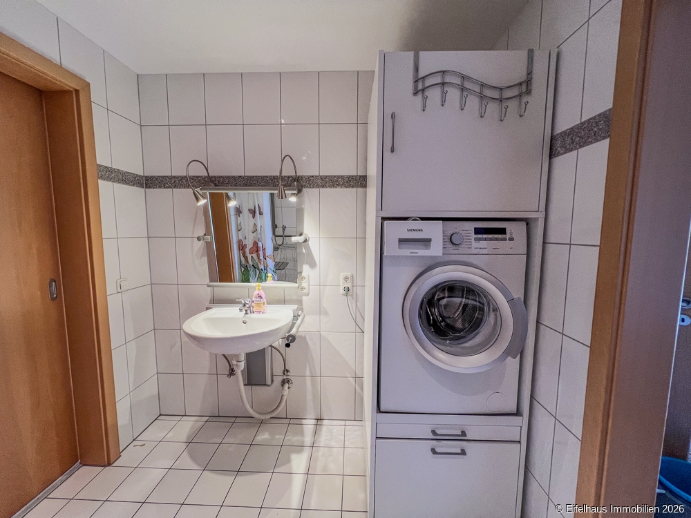 mit Waschmaschinenplatz 