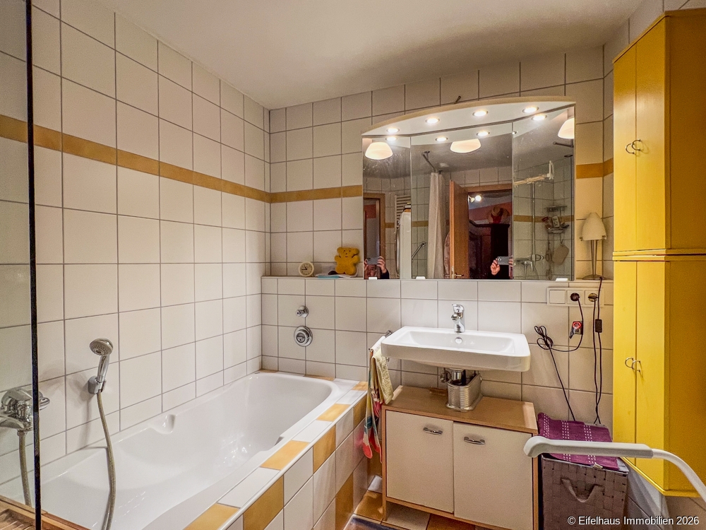 Badezimmer mit Badewanne ...