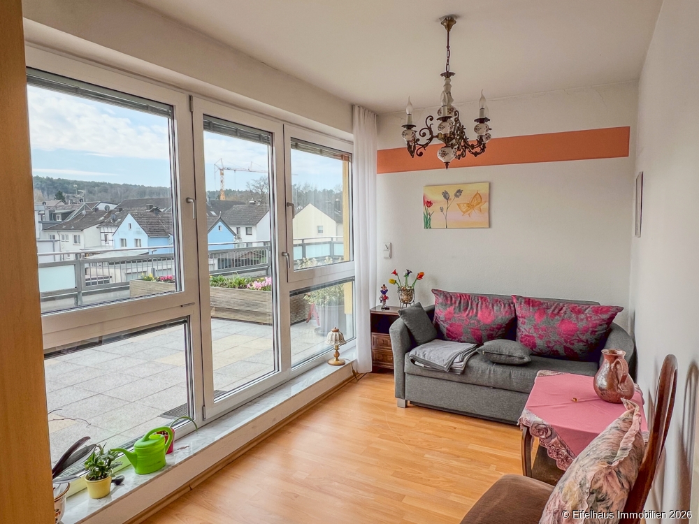 Wohnzimmer mit Zugang zur Dachterrasse 