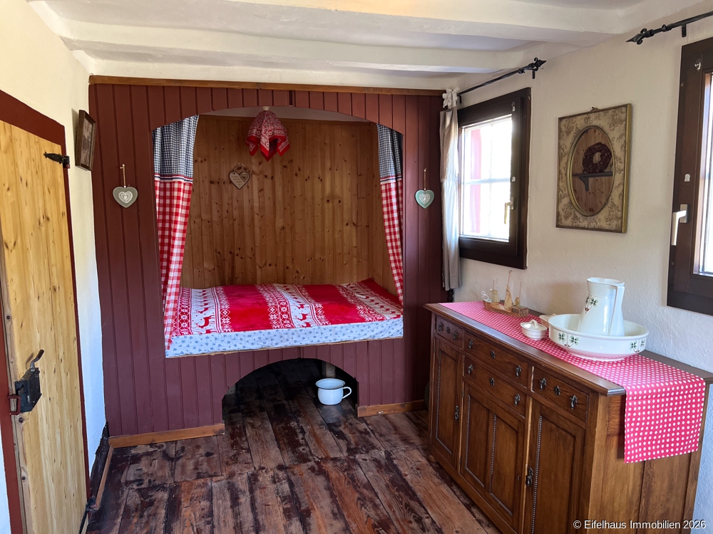 Schlafzimmer mit Alkovenbett
