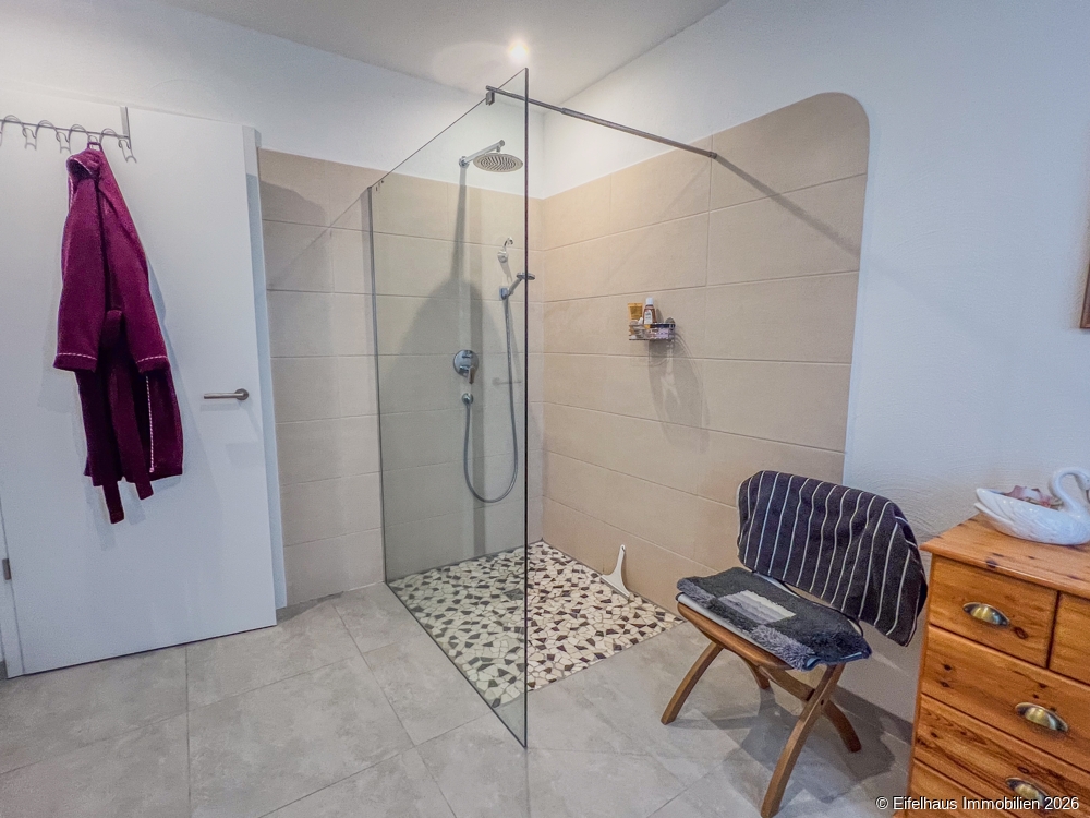 mit großer Dusche