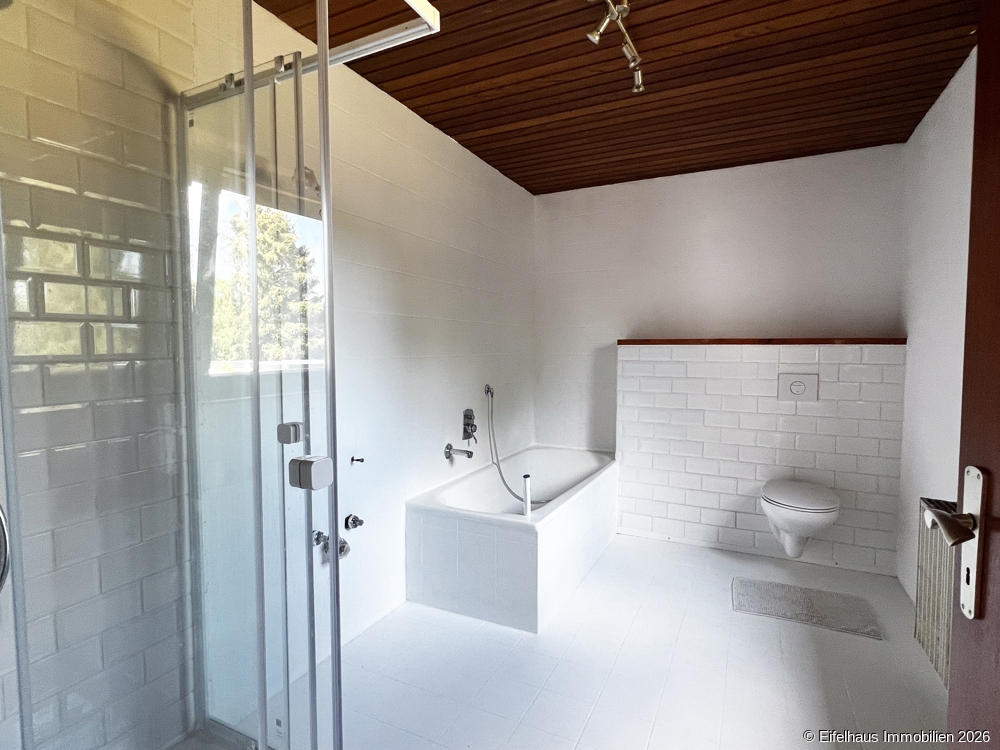 Badezimmer mit Dusche und Badewanne 