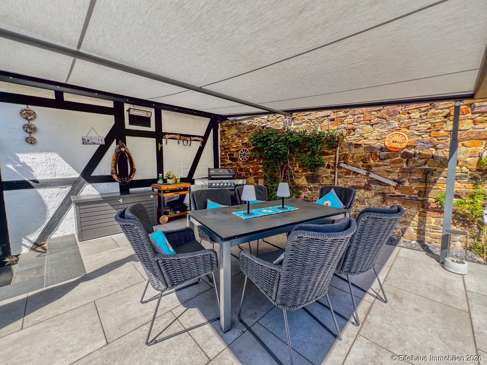  Terrasse mit Sonnenschutz