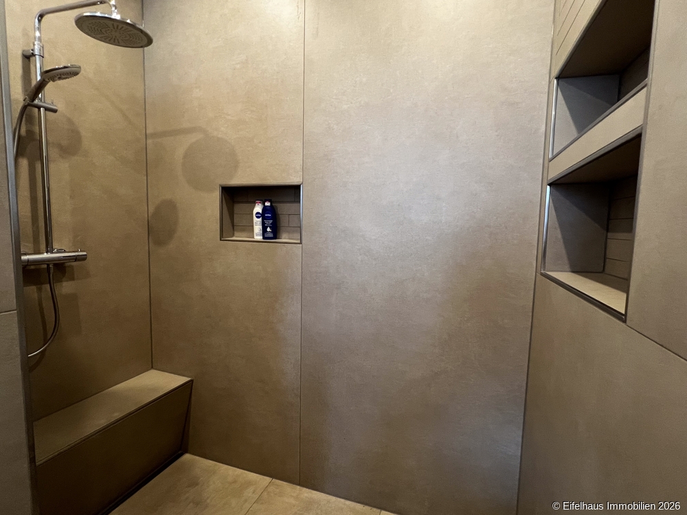 Bodentiefe Regendusche 