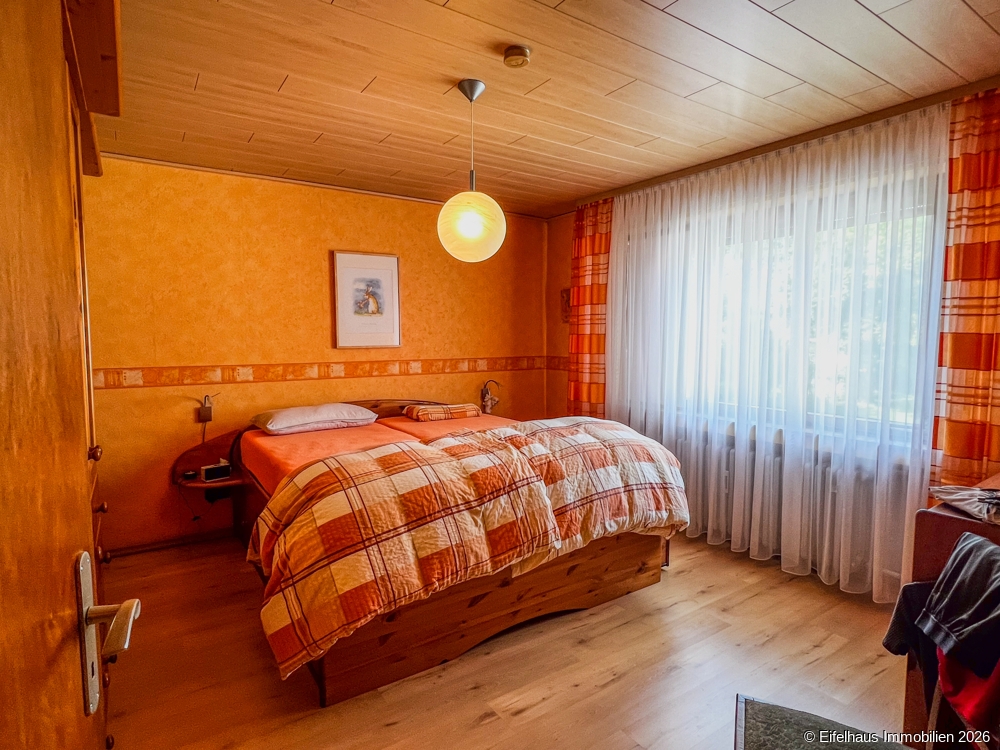 Elternschlafzimmer Wohnung 1OG