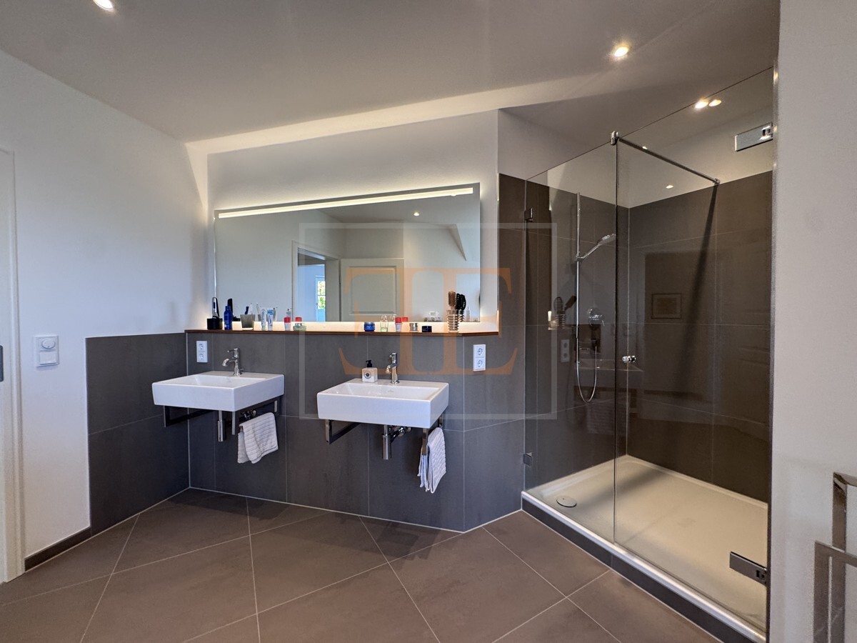 Doppelwaschtisch und große Dusche