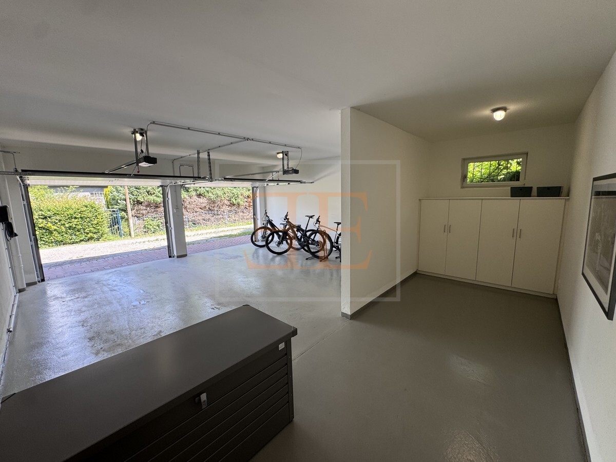 Doppelgarage mit Einbauschrank und direktem Zugang ins Haus