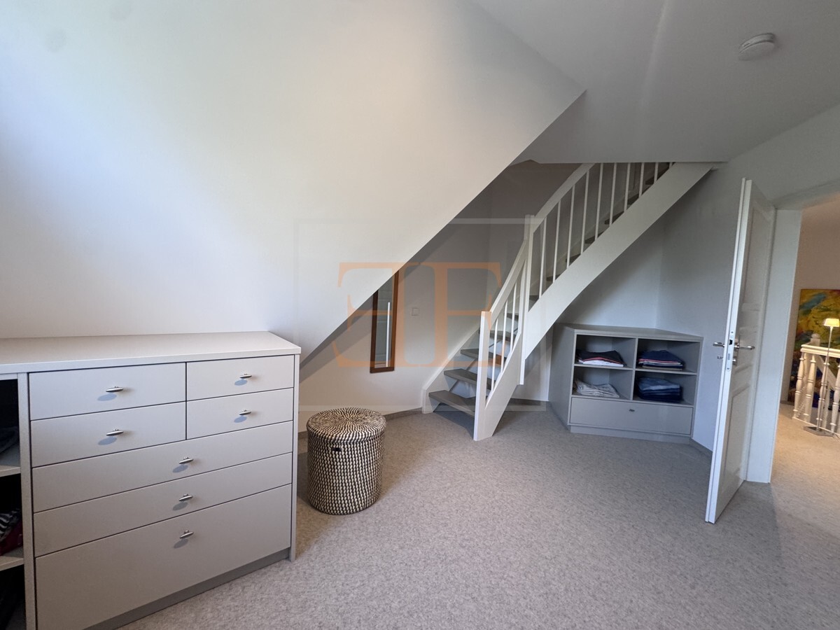 Ankleidezimmer mit Zugang ins Dachgeschoss 